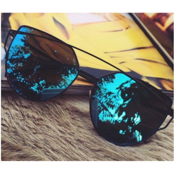 Blue Sky Mirrored Sunglasses - Picture 3 of 3